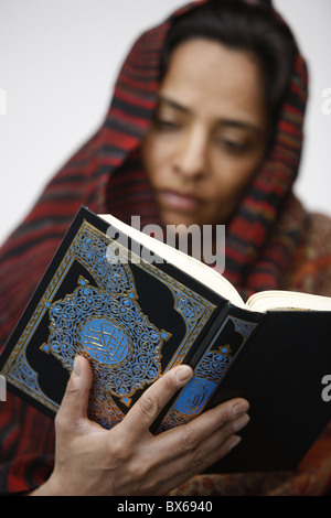 Frau liest Koran, Jordanien, Naher Osten Stockfoto
