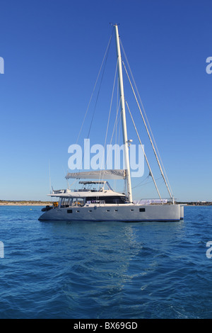 großen Katamaran verankert in Illetes Formentera Balearen Stockfoto