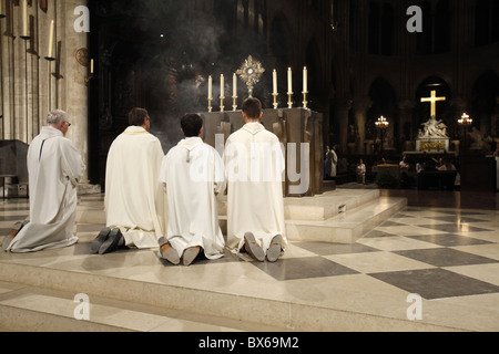 Allerheiligsten Anbetung in Notre Dame de Paris Kathedrale, Paris, Frankreich, Europa Stockfoto