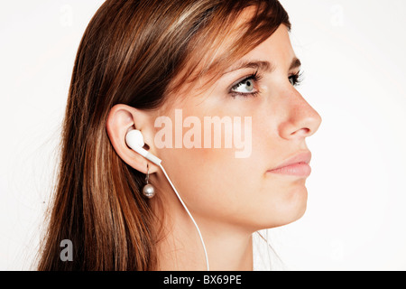 Eine junge Frau mit iPod Kopfhörer. (CTK Foto/Josef Horazny, Martin Sterba) Stockfoto