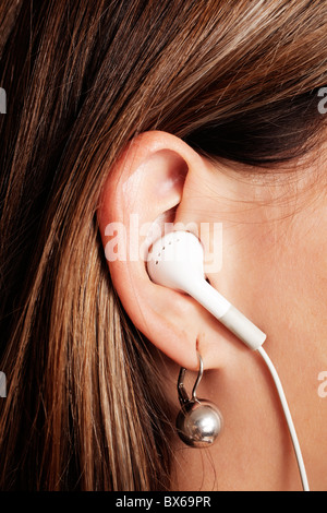 Eine junge Frau mit iPod Kopfhörer. (CTK Foto/Josef Horazny, Martin Sterba) Stockfoto