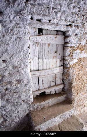 Klapprigen Holztür von einem weiß getünchten Fachwerkhaus in Arnados auf der griechischen Kykladen Insel Tinos. Stockfoto