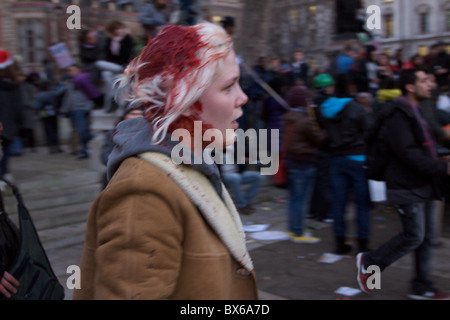 Ein junges Mädchen Kopf blutet während heftigen Studentenprotesten gegen Anlass zu Studiengebühren in Parliament Square, central London. Stockfoto