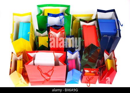 Farbiges Papier Geschenktüten, gefüllt mit Kartons. Stockfoto
