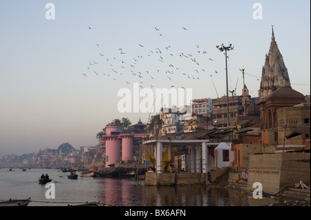 Ganges und Ghats von Varanasi, Uttar Pradesh, Indien, Asien Stockfoto