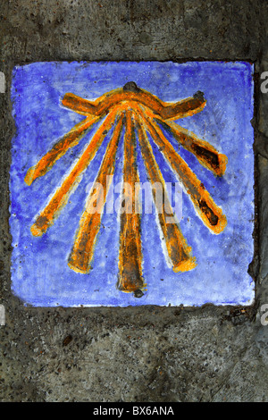 Saint James Weg Schale auf keramischen Fliesen als Gleissignal Stockfoto