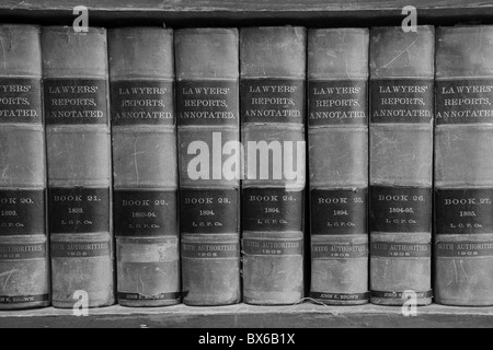 Antik grau Anwalt juristische Berichte und Anmerkungen Bücher auf einem Regal in einem Museum in Skagway, Alaska, USA Stockfoto