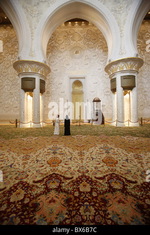 Die Hauptgebetshalle verfügt über die weltweit größte handgewebte persische Teppich, Scheich-Zayid-Moschee, Abu Dhabi, Vereinigte Arabische Emirate Stockfoto