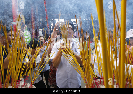 Weihrauch bei Tet, die Vietnamesen lunar neu Jahr Feier, Thien-Hau-Tempel, Ho-Chi-Minh-Stadt, Vietnam, Indochina Stockfoto