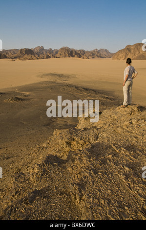 Frau bewundert die große Wüstenlandschaft der Sahara, in der Nähe von Djanet, Algerien, Nordafrika, Afrika Stockfoto