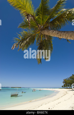 Schöner Strand in Nosy Iranja, einer kleinen Insel in der Nähe von Nosy Be, Madagaskar, Indischer Ozean, Afrika Stockfoto