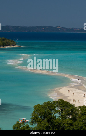 Blick über eine Sandbank verbindet die beiden kleinen Inseln Nosy Iranja in der Nähe von Nosy Be, Madagaskar, Indischer Ozean, Afrika Stockfoto