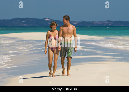 Glückliches Paar auf Hochzeitsreise am schönen Strand von Nosy Iranja in der Nähe von Nosy Be, Madagaskar, Indischer Ozean, Afrika Stockfoto