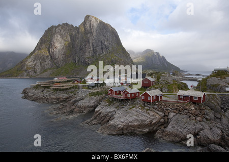 Reine Dorf mit typischen roten Rorbuer und Kabeljau trocknen, Flocken, Moskenesoy Insel, Inselgruppe der Lofoten, Nordland Grafschaft, Norwegen Stockfoto