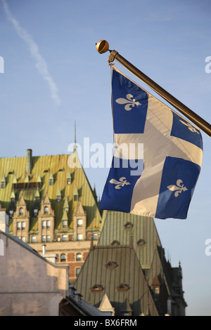 Quebec-Flagge im Vordergrund vor Dächer von Chateau Frontenac, Quebec Stadt, Quebec, Kanada, Nordamerika Stockfoto