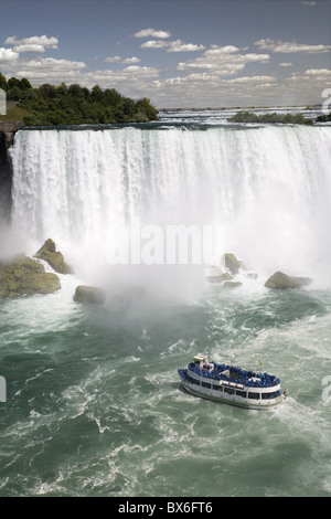 Mädchen des Nebels segelt in der Nähe von den American Falls in Niagara Falls, New York Staat, Vereinigte Staaten von Amerika, Nordamerika Stockfoto