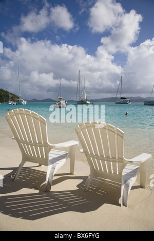 Zwei leere Strandkörbe am Sandstrand auf der Insel Jost Van Dyck in den British Virgin Islands, West Indies Stockfoto