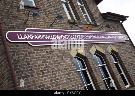 Llanfair PG-Bahnhof, der längste Ortsname der Welt, Wales, Vereinigtes Königreich, Europa Stockfoto