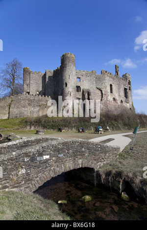 Stein-Steg vor Laugharne Castle, Carmarthenshire, Wales, Vereinigtes Königreich, Europa Stockfoto