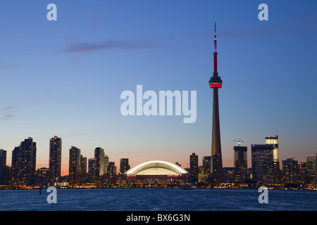 Skyline von downtown Toronto, CN Tower und Rogers Centre, Toronto, Ontario, Kanada, Nordamerika Stockfoto