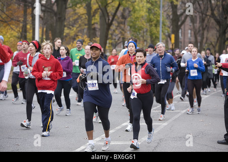 Jährliche Thanksgiving "Türkei Trab' 5 Meile laufen im Prospect Park in Brooklyn, New York Stockfoto