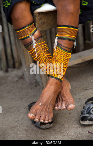 Typische Perle Leggins, die von Kuna-Frau in den San Blas Inseln, Panama, Mittelamerika getragen werden Stockfoto