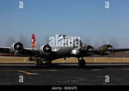 Aluminium bedeckt restaurierte b-17 Flying Fortress WWII Ära Bomber Flug Taxi Motoren vier Start-und Landebahn Stockfoto