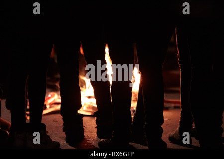 Demonstranten halten Sie warm durch die Verbrennung von Plakaten während der Studentenproteste gegen Studiengebühren Stockfoto