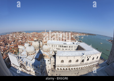 Blick von oben auf dem Markusplatz Glockenturm, St. Markus Basilika, Isole San Giorgio Maggiore, UNESCO-Weltkulturerbe, Venedig, Italien Stockfoto