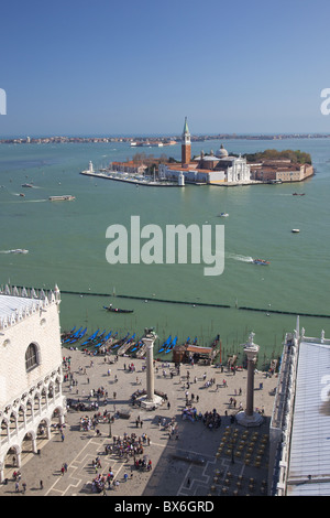 Blick auf Isole San Giorgio Maggiore von oben der St. Marks Belltower, UNESCO-Weltkulturerbe, Venedig, Italien Stockfoto