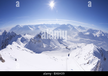 Blick vom Gipfel der Valluga in St. Anton am Arlberg im Winterschnee, Österreichische Alpen, Österreich, Europa Stockfoto