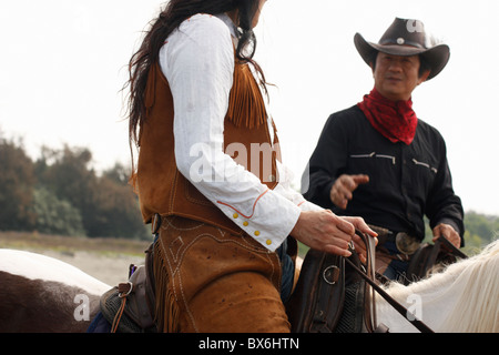 Zwei Reiter sprechen. Anping, Tainan, Taiwan Stockfoto