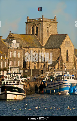 Hafen und Fischerboote mit Häusern und Kirche im Hintergrund, Barfleur, Manche, Normandie, Frankreich, Europa Stockfoto