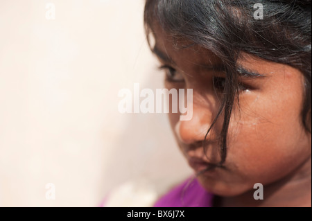 Unglückliche junge indische Straße Mädchen. Andhra Pradesh, Indien. Selektiver Fokus mit Kopie Raum Stockfoto