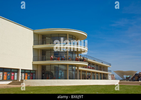 Outdoor-Bühne für Aufführungen und Außenarchitektur, De La Warr Pavilion, Bexhill am Meer, East Sussex, England, UK Stockfoto