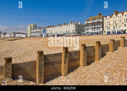 Pebble Beach und Buhnen, Hotels an der Strandpromenade, Eastbourne, East Sussex, England, Vereinigtes Königreich, Europa Stockfoto