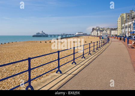 Kiesstrand und Buhnen, Hotels an der Strandpromenade, Eastbourne Pier in der Ferne, Eastbourne, East Sussex, UK Stockfoto