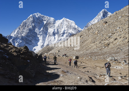 Wanderer unterwegs nach Gorak Shep, Solu Khumbu-Everest-Region, Sagarmatha Nationalpark, Himalaya, Nepal, Asien Stockfoto