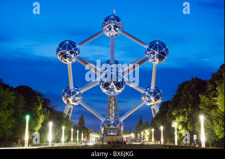 Bei Nacht, Brüssel, Belgien, Europa beleuchtet 1958 Weltausstellung, Atomium Modell eines Moleküls Eisen Stockfoto