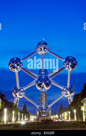 Bei Nacht, Brüssel, Belgien, Europa beleuchtet 1958 Weltausstellung, Atomium Modell eines Moleküls Eisen Stockfoto