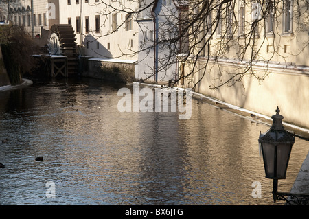 Straßenlaterne mit Eiszapfen und Mühlrad am Kanal Čertovka, Mala Strana, Prag, Tschechische Republik, Europa Stockfoto