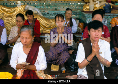 Frauen beten am Shwe Dagon Pagode (Shwedagon Paya), Yangon (Rangoon), Myanmar (Burma), Asien Stockfoto