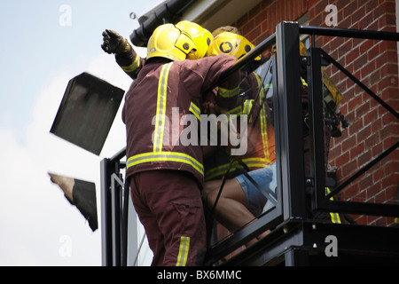 Feuerwehr Rettung Familie von einem Feuer gefangen Stockfoto