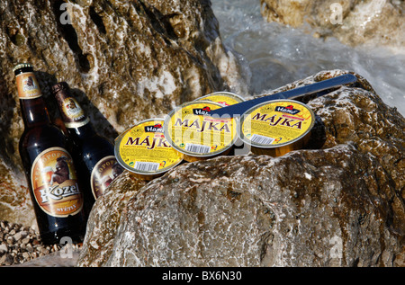 traditionelle tschechische Pastete, Majka, Bier, Velkopopovicky Kozel, Adriatisches Meer, Felsen, Surfen Stockfoto