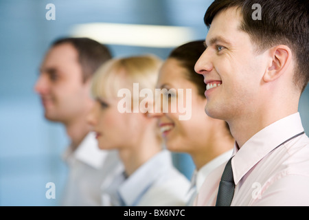 Bild von Business Gruppe stand im Einklang mit schönen Führer vor Stockfoto
