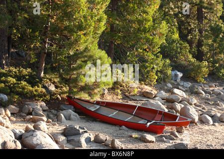 Kanus am Ufer bei Sonnenaufgang am Herzinfarktes See, Tuolumne County, Kalifornien, Stanislaus National Forest, Vereinigte Staaten von Amerika Stockfoto