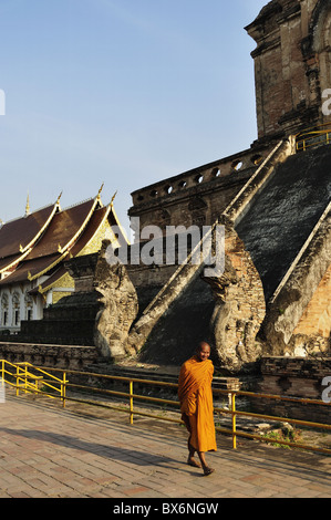 Mönch vorbeigehen Wat Chedi Luang, Chiang Mai, Thailand, Südostasien, Asien Stockfoto