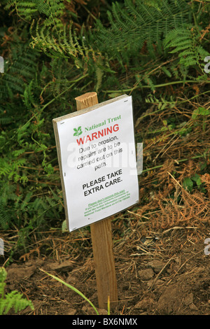 National Trust Schild mit der Aufschrift Gefahr Erosion, halten Sie bitte zu Wanderweg, Cape Cornwall (Bild aus einem öffentlichen Fußweg) Stockfoto