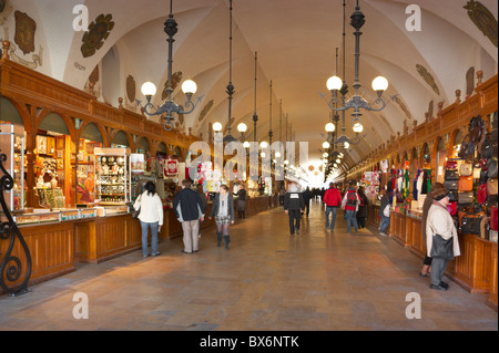 Krakau - Tuch Hall Sukiennice Innenraum Geschäfte mit Souvenirs, Marktplatz, Polen Stockfoto