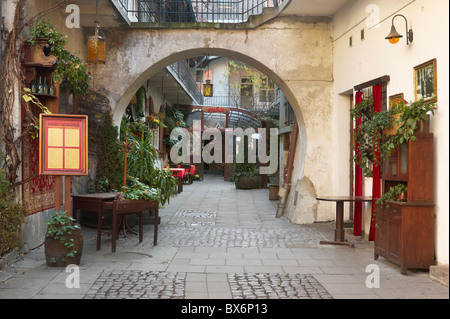 Krakau - 'Stajnia'; ein Open-Air-Café Judenviertel Kazimierz, Polen Stockfoto